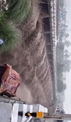 ప్రాజెక్టులు, ఫ్లై ఓవర్లు ఎటు చూసినా వరదే ప్రాజెక్టులు, ఫ్లై ఓవర్లు ఎటు చూసినా వరదే