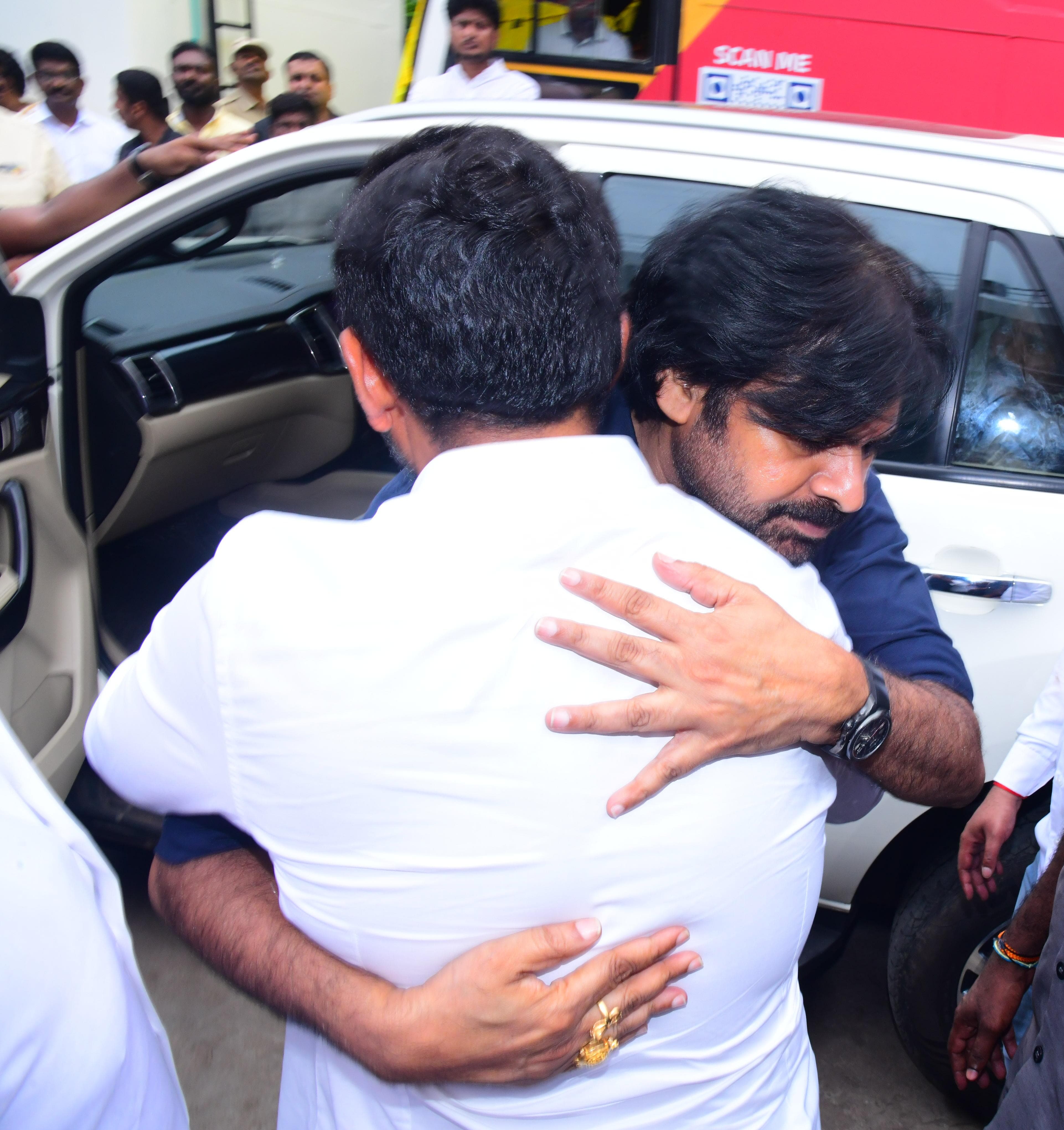 రాజమండ్రి సెంట్రల్ జైల్లో ఉన్న చంద్రబాబాను కలిసిన నారా లోకేష్, నందమూరి బాలకృష్ణ, పవన్ కళ్యాణ్ 
