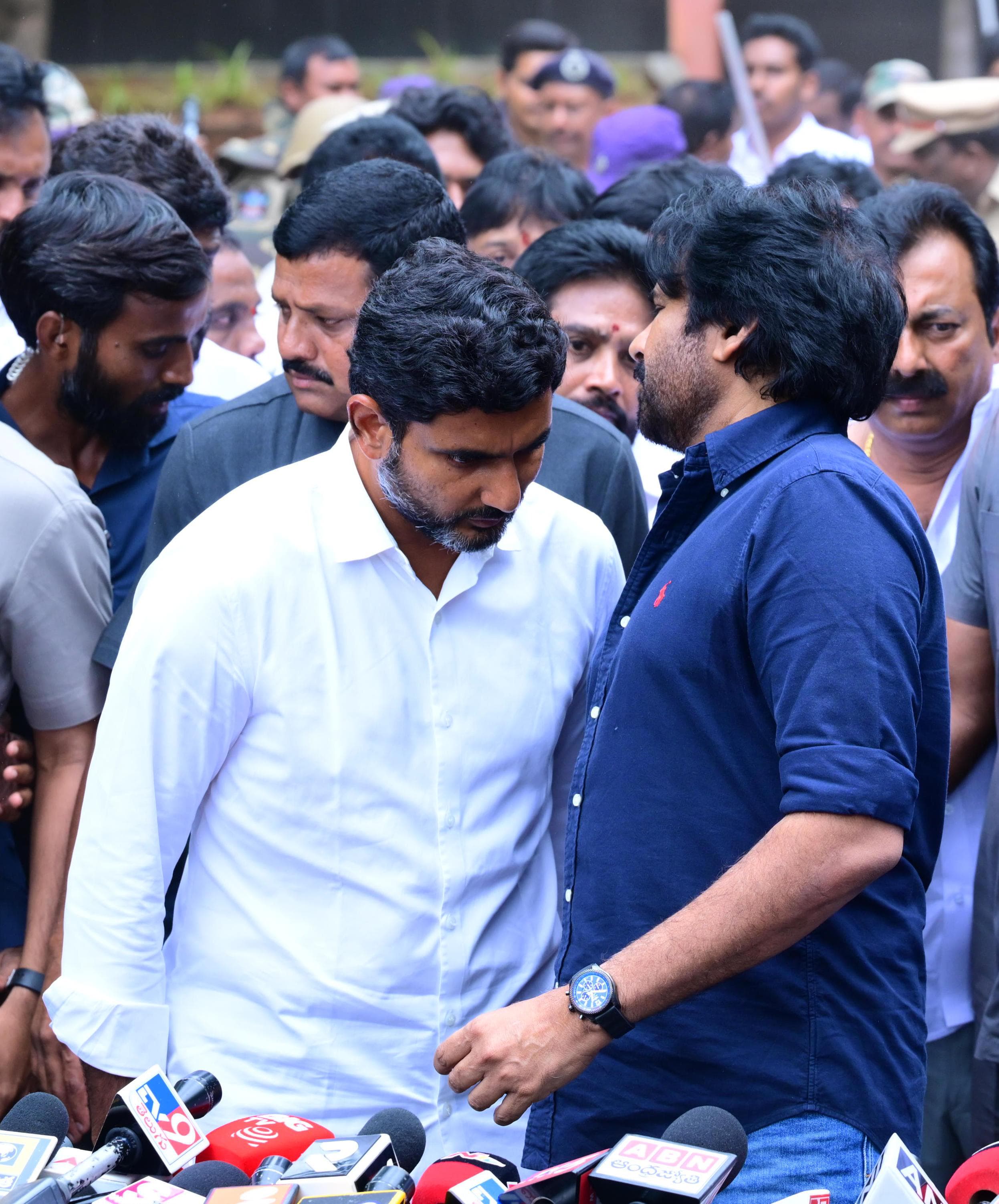 వైసీపీని సమష్టిగా ఎదుర్కొనే సమయం ఆసన్నమైందని చెప్పారు పవన్.