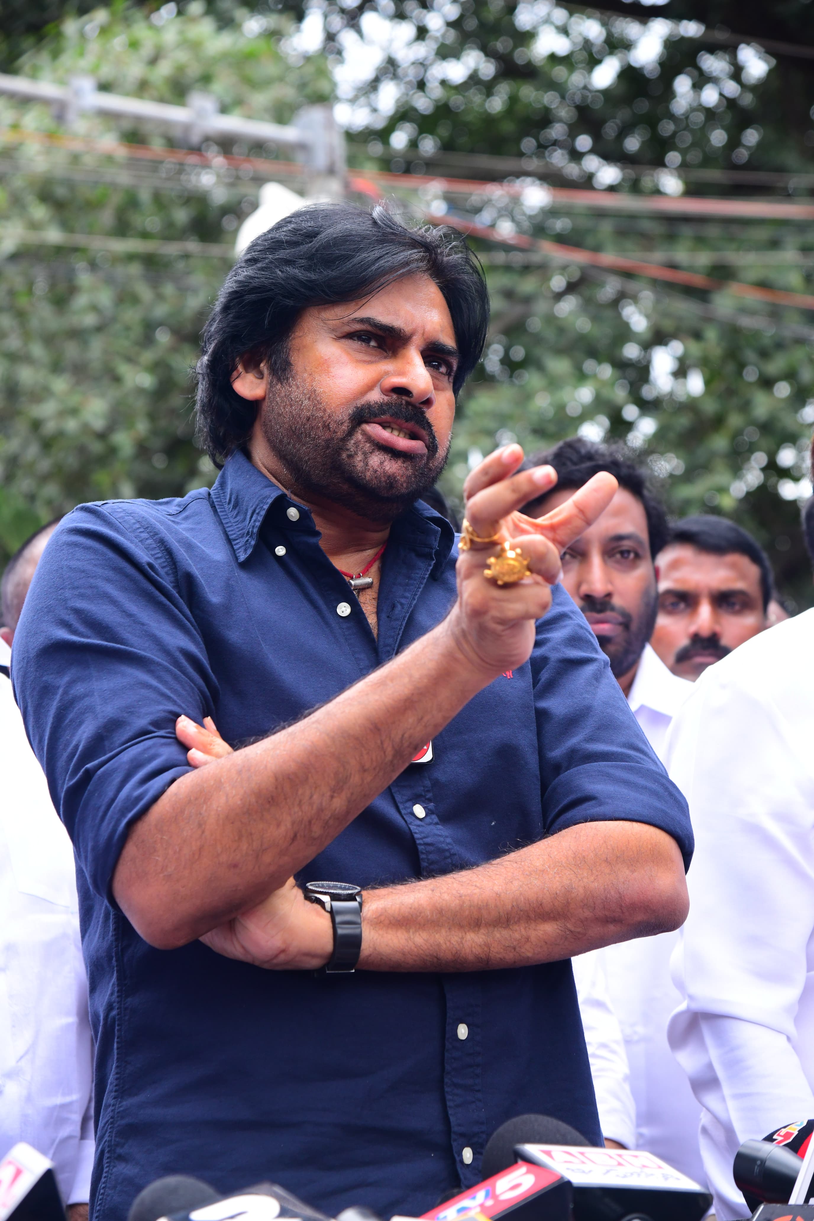 ఆ తర్వాత ఆయన మద్దతుదారులకు యుద్ధం ఎలా ఉంటుందో చూపిస్తామన్నారు.