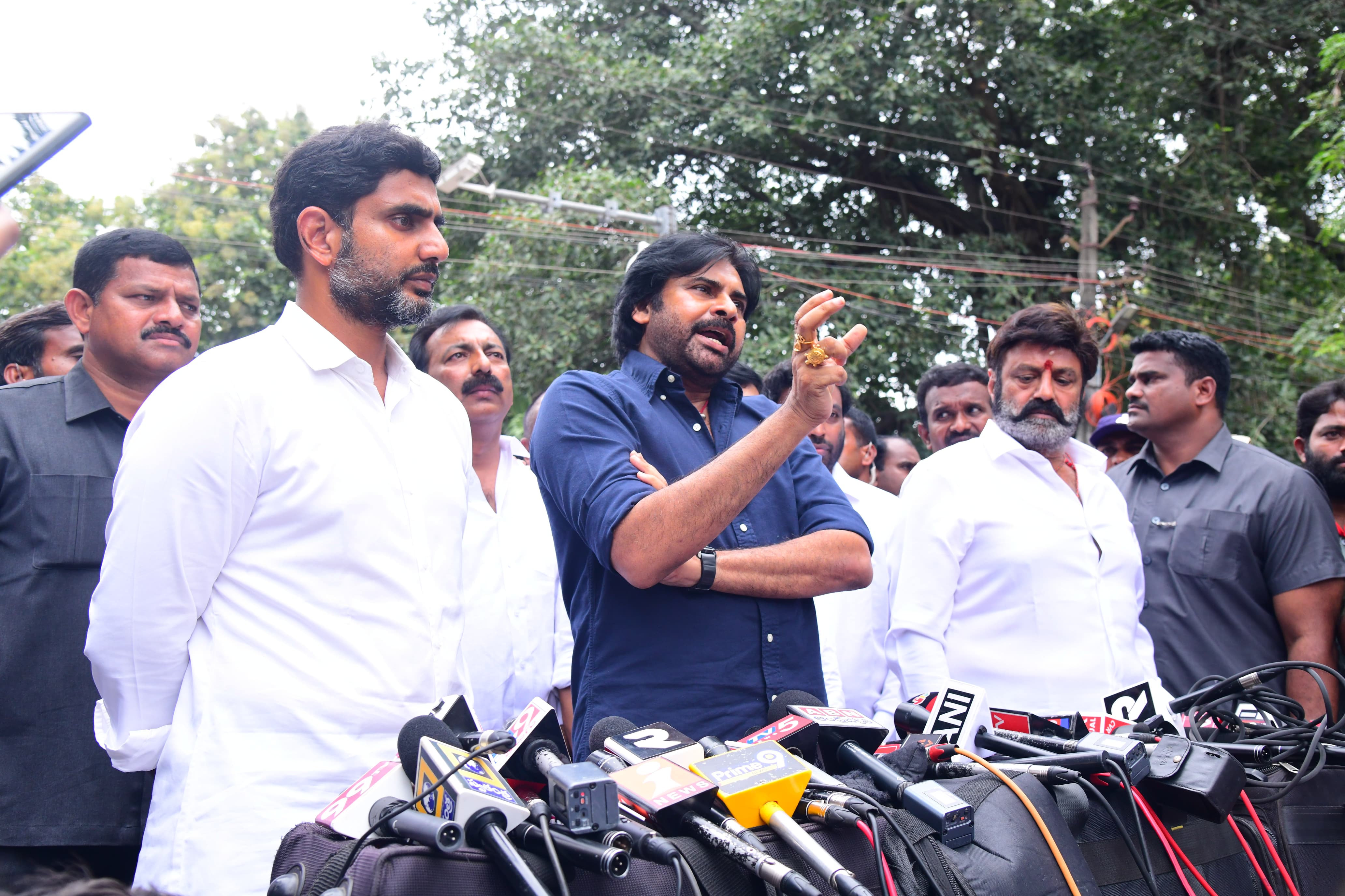  ఈలోపు తప్పు సరిదిద్దుకుంటే సరేనని, లేకపోతే సివిల్ వార్ కి తాము కూడా సిద్ధమేనన్నారు.