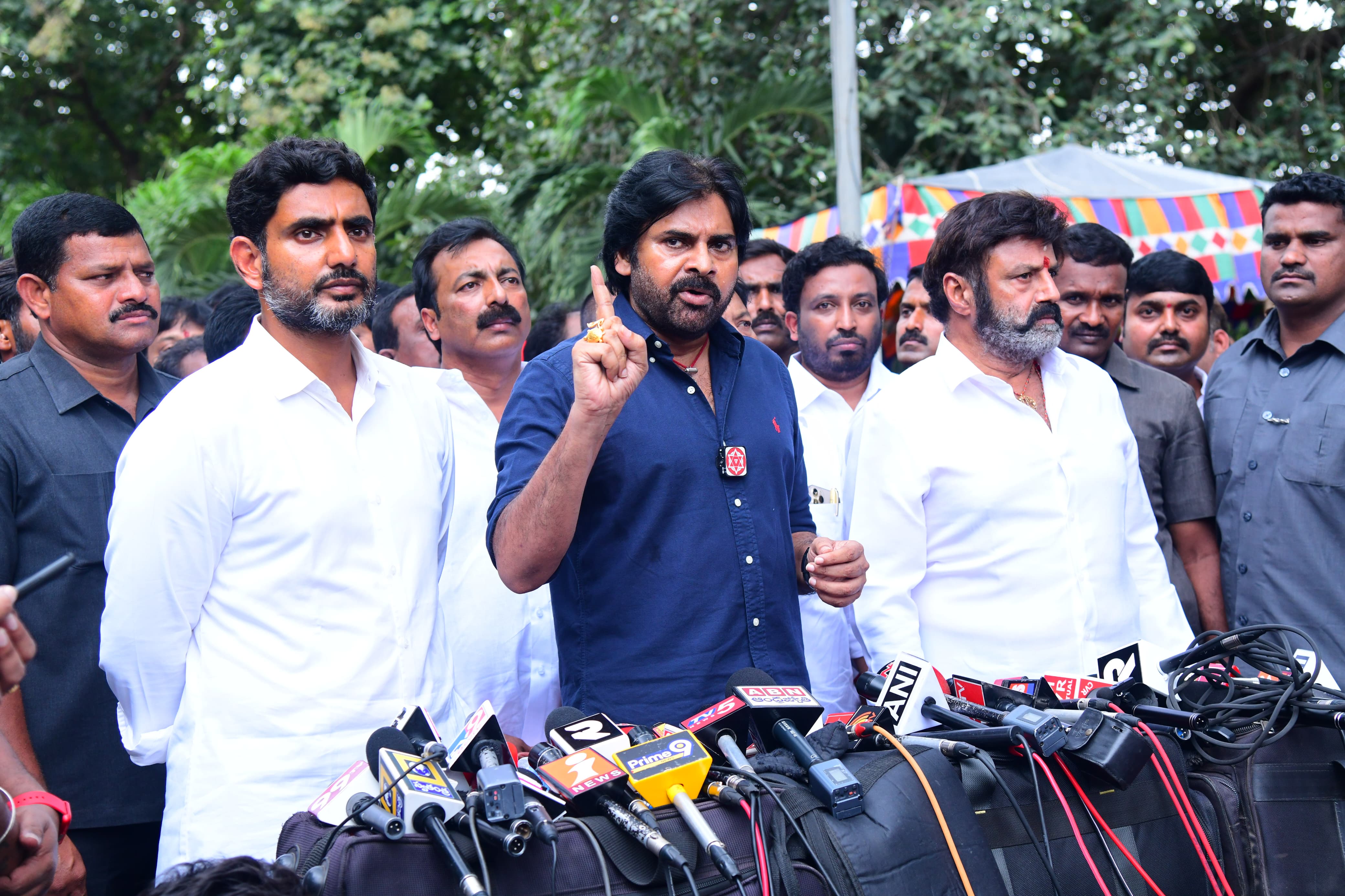 ఈరోజు మేము ఇద్దరం కలవడం తమ రాజకీయ ప్రయోజనాల కోసం కాదని ఆంధ్ర ప్రదేశ్ రాష్ట్ర ప్రయోజనాల కోసం అని స్పష్టత ఇచ్చారు. 