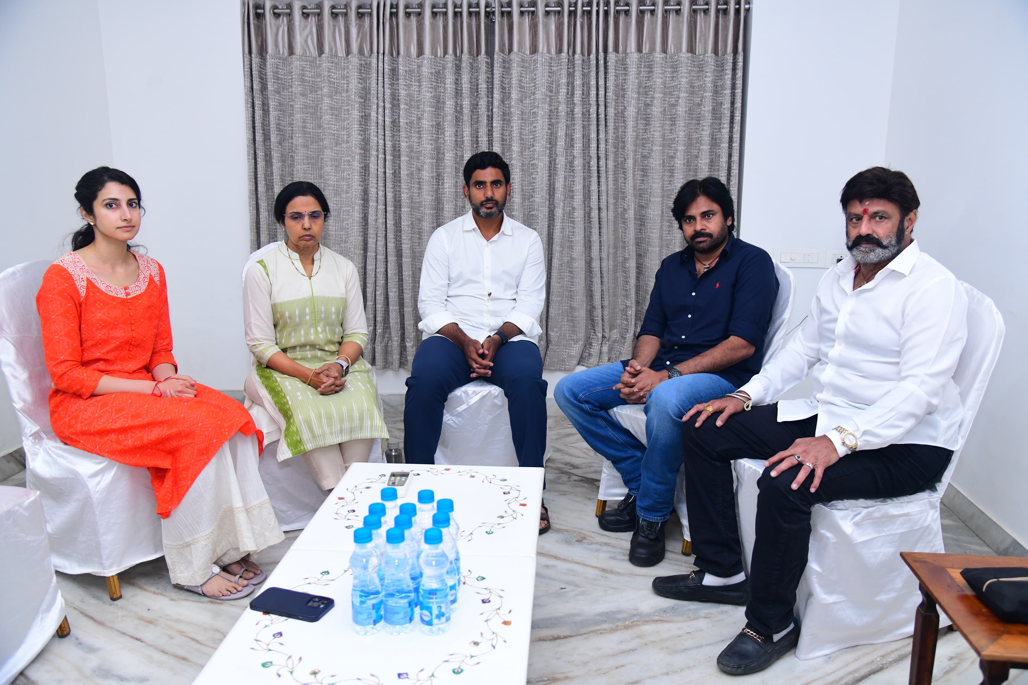 నారా భువనేశ్వరిని , నారా బ్రాహ్మణిని పరామర్శించిన పవన్ కళ్యాణ్.