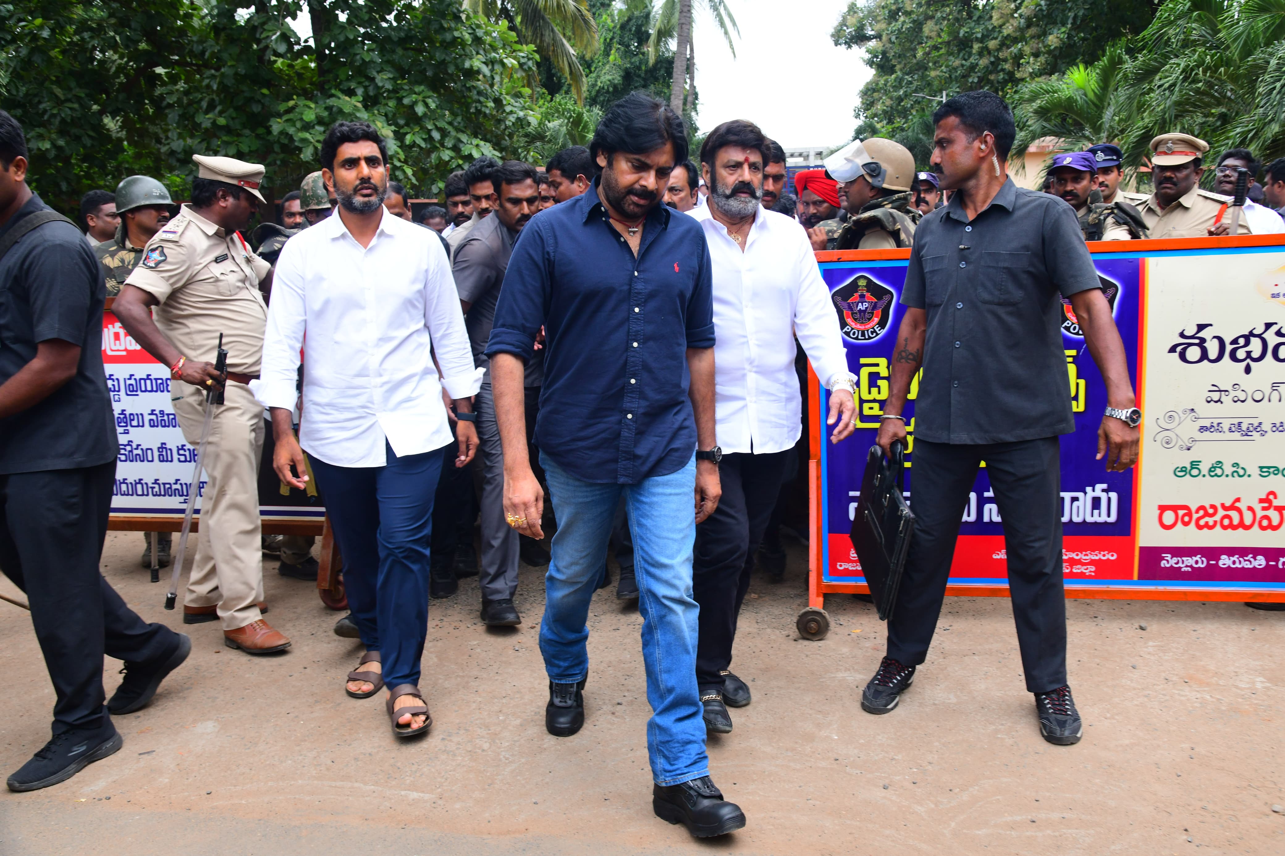 వైఎస్ఆర్సీపీని అందరూ కలిసి ఎదుర్కోవాల్సిన సమయం ఆసన్నమైందని పవన్ కళ్యాణ వ్యాఖ్యానించారు. 