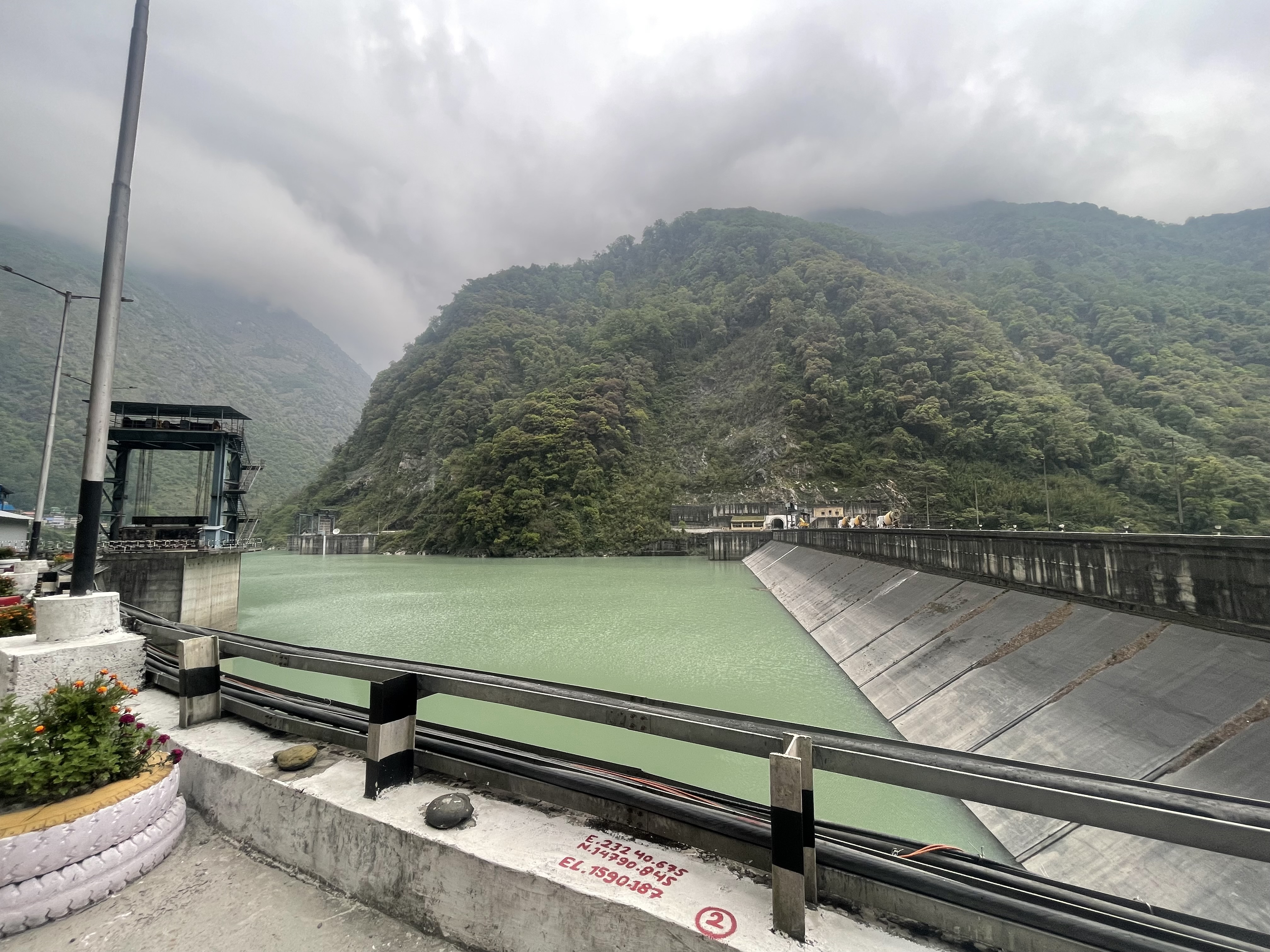 బుధవారం చుంగ్తాంగ్‌ డ్యామ్‌ నుంచి నీటిని విడుదల చేయడంతో పరిస్థితి మరింత భీతావహంగా మారింది. 
