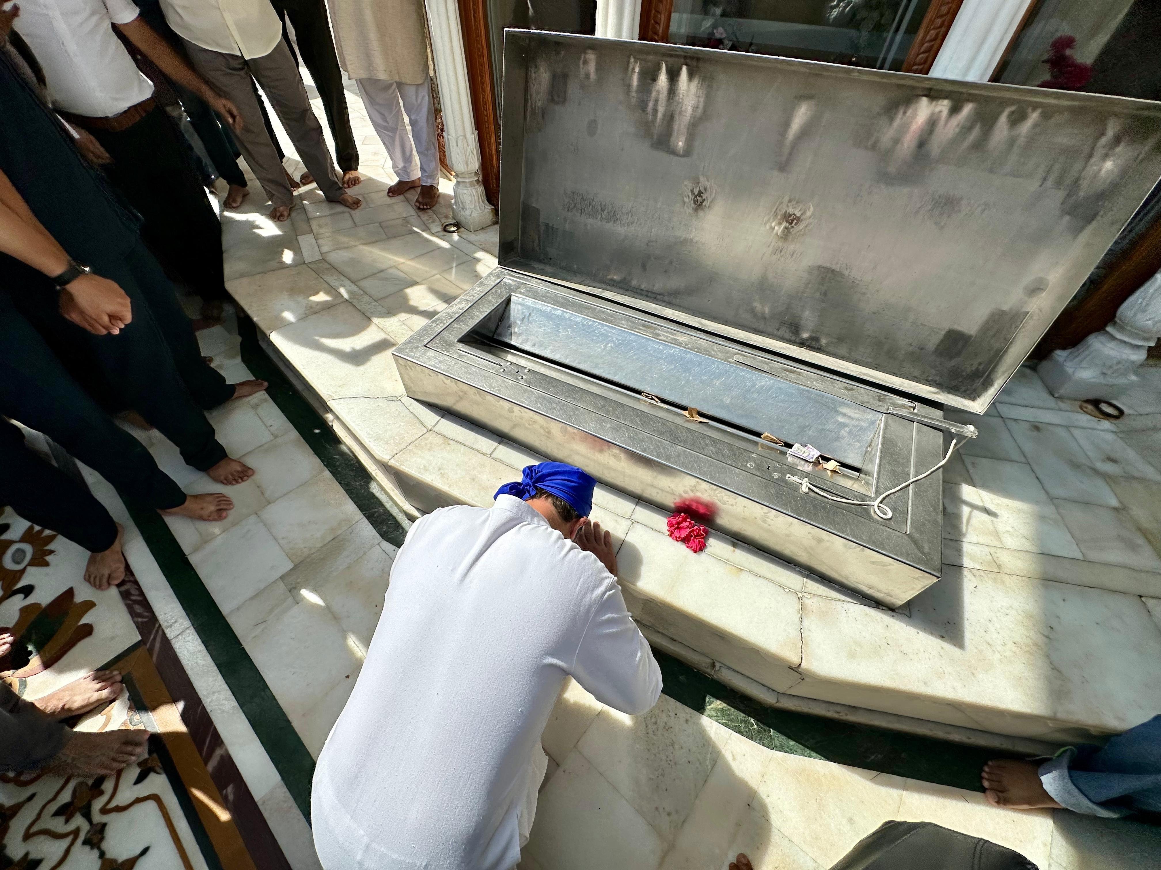 ప్రార్థనల తర్వాత మందిరంలోని సిక్కుల అత్యున్నత స్థానం అకల్​టక్త్​ను సందర్శించారు.