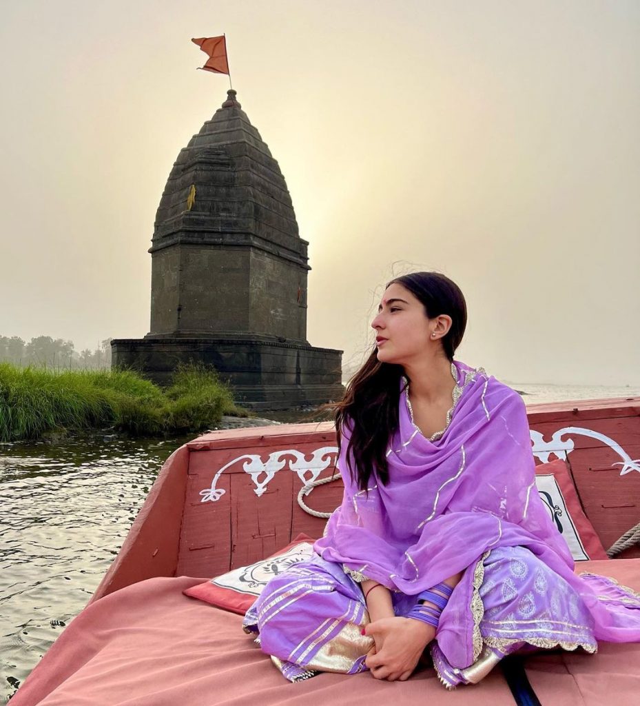 sara-ali-khan-visits-khajrana-ganesh-temple