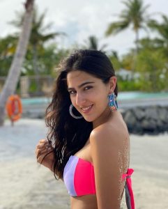 Sara Ali Khan Photos बॉलीवुड एक्ट्रेस सारा अली खान ने अपने इंस्टाग्राम पर नियॉन, येलो, ब्लू, व्हाइट, ग्रे और पिंक कलर की स्ट्रिप्स वाली बिकिनी एक से बढ़कर एक बीच रेडी फोटोज़ शेयर की हैं। इन तस्वीरों में सारा इंद्रधनुष के रंगों की कलरफुल बिकिनी में अपनी हॉट अदाओं का जलवा बिखेरती दिखाई दे रहीं हैं, तो आइए आपको दिखाते हैं उनकी ये तस्वीरें। (Instagram/@saraalikhan95)