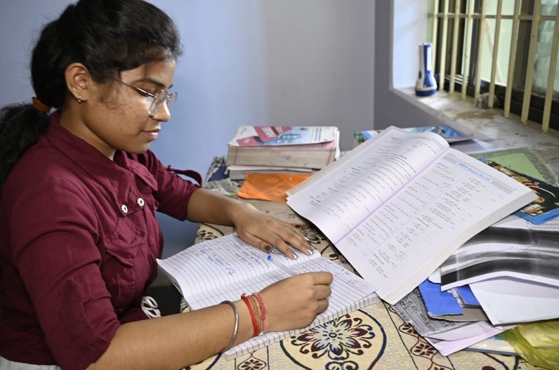 तनीषा पटेल, जिला टॉपर बालोद, अंक- 496, शासकीय हायर सेंकेंडरी स्कूल झलमला