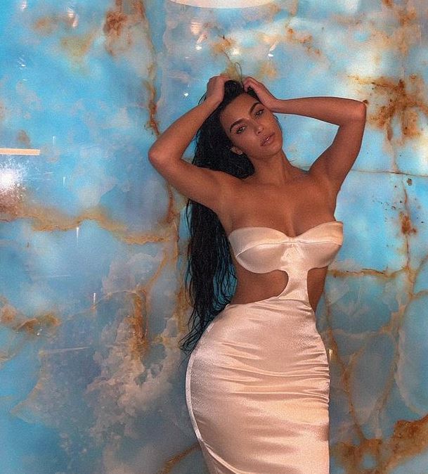 वह अपने स्टाइल और आउटफिट्स के साथ एक्सपेरिमेंट करने के लिए भी पहचानी जाती है। ऐसे में किम कर्दाशियां एक बैकलेस व्हाइट गाउन पहने दिखाई दी है। किम ने अपनी फोटोज में आइवरी व्हाइट कलर खूबसूरत गाउन कैरी कर रखा है। इस बैकलेस ऑफशोल्डर गाउन में किम कर्दाशियां का लुक देखने लायक है।