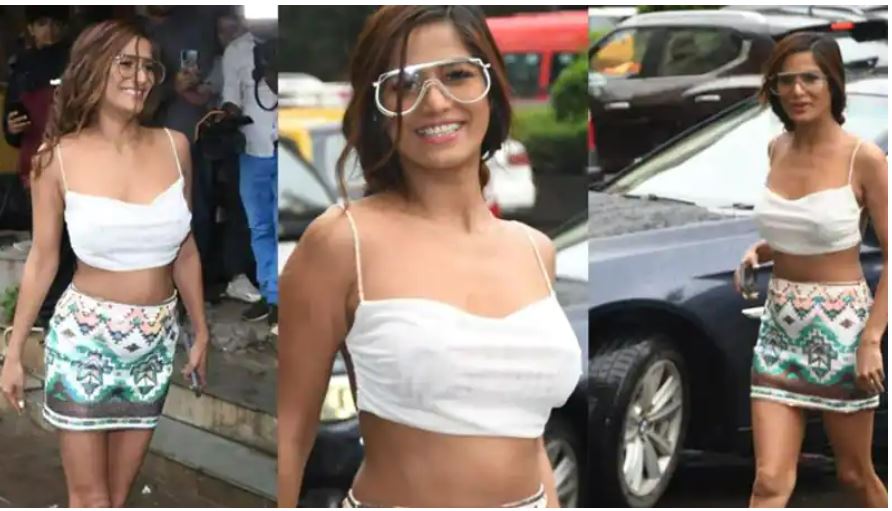 पूनम पांडे को देखकर एक शख्स ने पूछा- यह डिफॉल्टर लड़की कौन है। एक ने पूनम को उर्फी की बहन कह दिया। एक ने कहा- मिया खलीफा। एक ने ताना मारते हुए कहा- आ गई मर्दाना औरत।