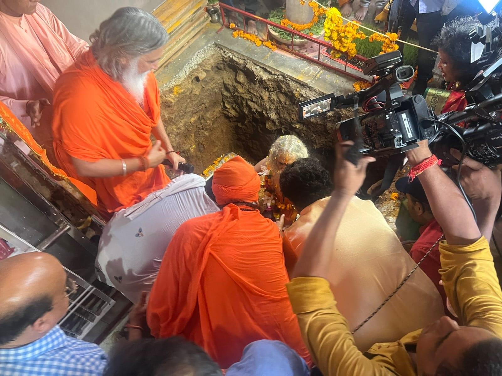 Baba Purushottamand came out of samadhi after-72-hours-in-bhopal