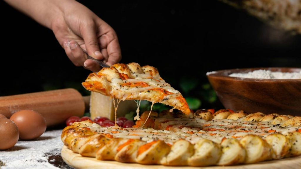 कुछ लोग इसे पिज्जा से ही जोड़ते हैं लेकिन इसका इतिहास काफी रोचक है. जहां ग्रीस के लोगों ने शादी समारोहों में खुशी के इजहार के लिए इसका प्रयोग किया तो वो अंतिम संस्कारों में भी शांति के लिए इसका प्रयोग करते हैं. वर्तमान समय में ग्रीस में त्वचा के घावों, मांसपेशियों के दर्द और एंटीसेप्टिक के तौर पर इसका प्रयोग होता है.  कुछ लोग इसे पिज्जा से ही जोड़ते हैं लेकिन इसका इतिहास काफी रोचक है. जहां ग्रीस के लोगों ने शादी समारोहों में खुशी के इजहार के लिए इसका प्रयोग किया तो वो अंतिम संस्कारों में भी शांति के लिए इसका प्रयोग करते हैं. वर्तमान समय में ग्रीस में त्वचा के घावों, मांसपेशियों के दर्द और एंटीसेप्टिक के तौर पर इसका प्रयोग होता है.