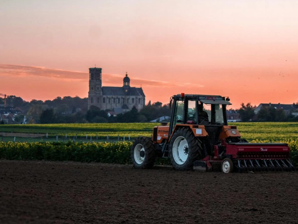 यदि आपका खेत असमतल, पथरीला या ऊबड़-खाबड़ जमीन वाला है, तो बड़े टायर और अधिक ग्राउंड क्लीयरेंस वाले ट्रैक्टर का चयन करें. यदि आपका खेत असमतल, पथरीला या ऊबड़-खाबड़ जमीन वाला है, तो बड़े टायर और अधिक ग्राउंड क्लीयरेंस वाले ट्रैक्टर का चयन करें.