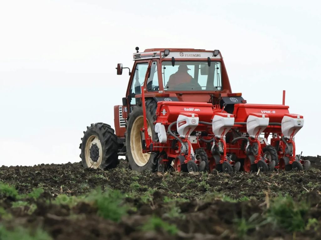 ट्रैक्टर खरीदने से पहले यह देखना जरूरी है कि जिस कंपनी का ट्रैक्टर आप खरीद रहे हैं, उसका सर्विस नेटवर्क आपके इलाके में उपलब्ध है या नहीं. ट्रैक्टर खरीदने से पहले यह देखना जरूरी है कि जिस कंपनी का ट्रैक्टर आप खरीद रहे हैं, उसका सर्विस नेटवर्क आपके इलाके में उपलब्ध है या नहीं.