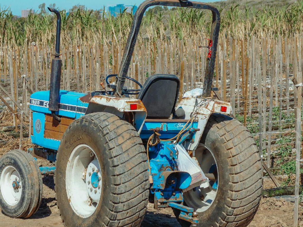 सुरक्षा किसी भी वाहन में सबसे जरूरी होती है. ट्रैक्टर खरीदते समय यह देखें कि उसमें डिस्क ब्रेक, हाइड्रोलिक ब्रेकिंग सिस्टम और एंटी-स्किड फीचर्स उपलब्ध हैं या नहीं. सुरक्षा किसी भी वाहन में सबसे जरूरी होती है. ट्रैक्टर खरीदते समय यह देखें कि उसमें डिस्क ब्रेक, हाइड्रोलिक ब्रेकिंग सिस्टम और एंटी-स्किड फीचर्स उपलब्ध हैं या नहीं.