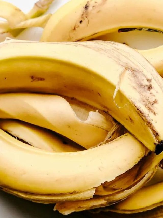 केले के छिलकों से बनाएं पौधों के लिए खाद, जानें कैसे