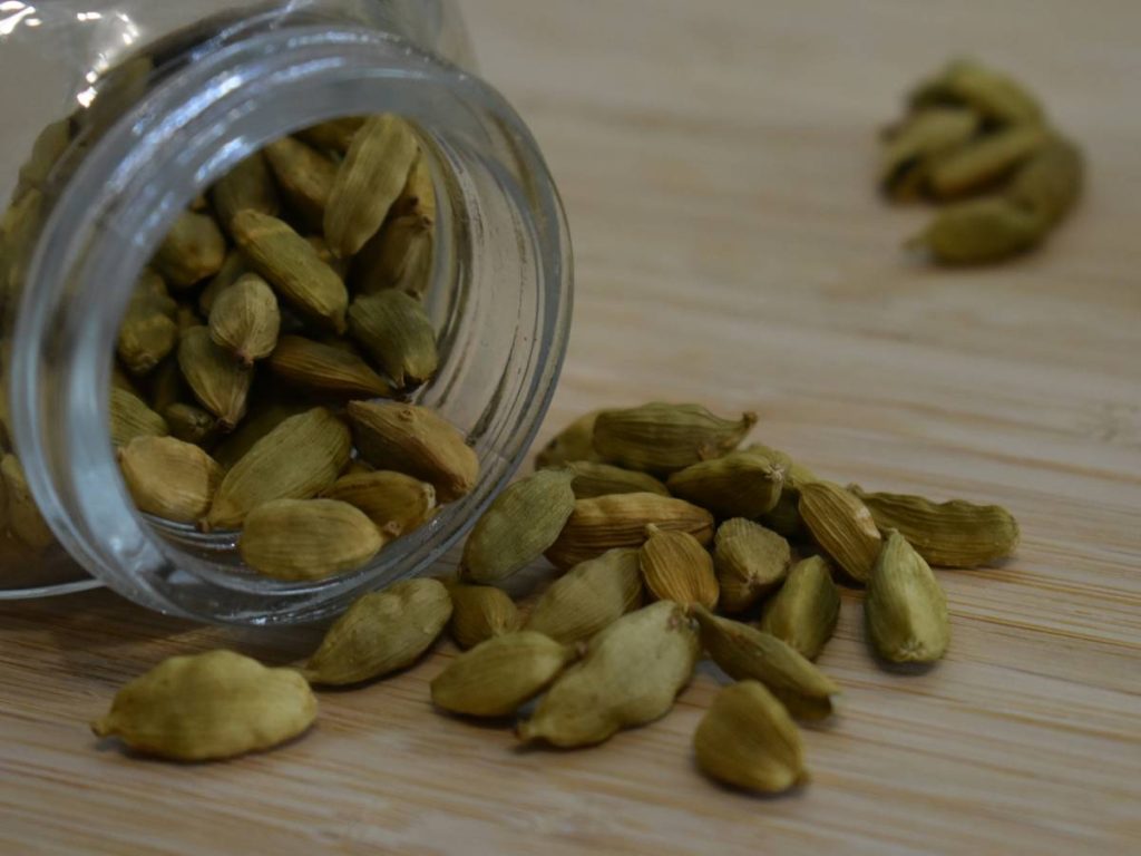 एक हेक्टेयर में इसकी खेती पर 135 से लेकर 150 किलोग्राम तक फसल हासिल की जा सकती है. अगर इसे 1100 से लेकर 2000 रुपए किलो के भाव से बाजार में बेचा जाए तो तीन लाख रुपये तक की कमाई हो सकती है.  एक हेक्टेयर में इसकी खेती पर 135 से लेकर 150 किलोग्राम तक फसल हासिल की जा सकती है. अगर इसे 1100 से लेकर 2000 रुपए किलो के भाव से बाजार में बेचा जाए तो तीन लाख रुपये तक की कमाई हो सकती है.