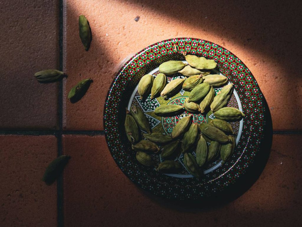 इलायची का हरा रंग बरकरार रहे और खूशबू भी आती रहे तो इसके लिए कटाई के बाद इसे दो प्रतिशत वाशिंग सोडा के घोल में 10 मिनट तक भिगोया जाता है. इसके बाद इसे ड्रायर या फिर धूप में सुखाया जाता है. 14 से 18 घंटे तक सुखने के लिए इसे छोड़ दें.  इलायची का हरा रंग बरकरार रहे और खूशबू भी आती रहे तो इसके लिए कटाई के बाद इसे दो प्रतिशत वाशिंग सोडा के घोल में 10 मिनट तक भिगोया जाता है. इसके बाद इसे ड्रायर या फिर धूप में सुखाया जाता है. 14 से 18 घंटे तक सुखने के लिए इसे छोड़ दें.