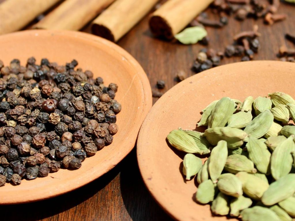 नर्सरी में जब इसके पौधे एक फीट तक बड़े हो जाए तब इसे खेत में लगाना चाहिए. इसके पौधे की खेत में रोपाई का सबसे उपयुक्त समय बरसात का होता है.  करीब दो साल बाद इसका पौधा फल देना शुरू कर देता है. फल लगने के बाद 15 से 25 दिन के अंतराल में इसकी तुड़ाई होती है. 
 नर्सरी में जब इसके पौधे एक फीट तक बड़े हो जाए तब इसे खेत में लगाना चाहिए. इसके पौधे की खेत में रोपाई का सबसे उपयुक्त समय बरसात का होता है.  करीब दो साल बाद इसका पौधा फल देना शुरू कर देता है. फल लगने के बाद 15 से 25 दिन के अंतराल में इसकी तुड़ाई होती है.