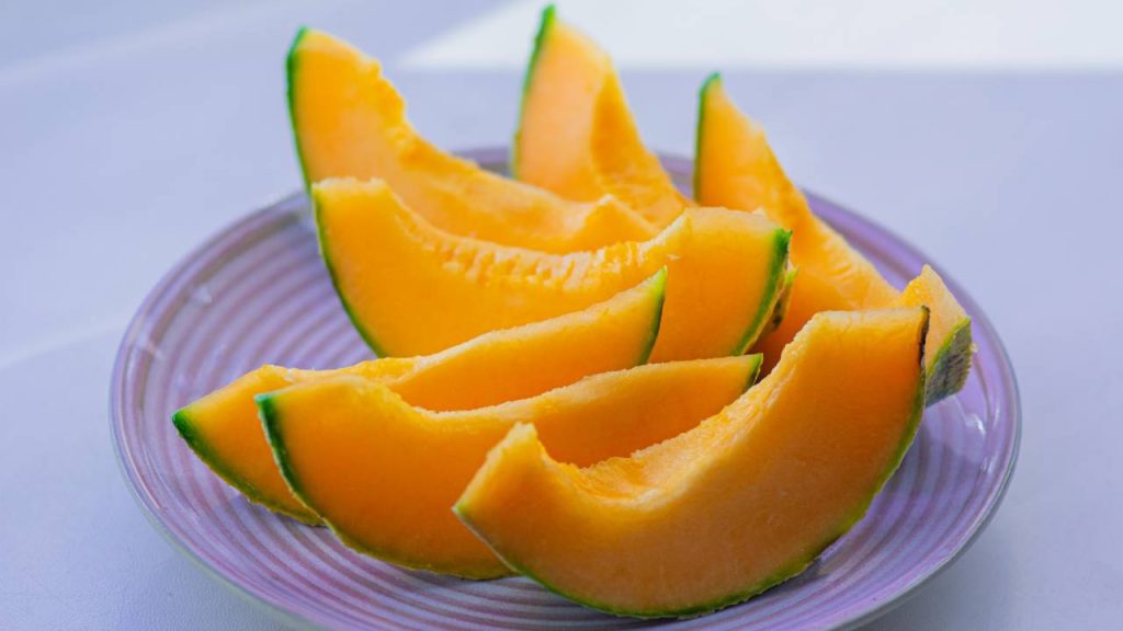 खेत को जोतकर अच्छी तरह से भुरभुरा बना लें. उत्तर  भारत में बुवाई फरवरी के मध्य में की जाती है. उत्तर पूर्व और पश्चिम भारत में बुवाई नवंबर से जनवरी के दौरान की जाती है.   खेत को जोतकर अच्छी तरह से भुरभुरा बना लें. उत्तर  भारत में बुवाई फरवरी के मध्य में की जाती है. उत्तर पूर्व और पश्चिम भारत में बुवाई नवंबर से जनवरी के दौरान की जाती है.