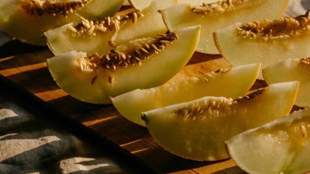 जनवरी के आखिरी सप्ताह या फरवरी के पहले सप्ताह में 100 गेज की मोटाई वाले 15 सेमी x 12 सेमी आकार के पॉलीथीन बैग में बीज बोएं. पॉलीथीन बैग में अच्छी तरह से सड़ी हुई गोबर और मिट्टी को बराबर मात्रा में भरें. फरवरी के अंत या मार्च के पहले सप्ताह तक पौधे रोपाई के लिए तैयार हो जाते हैं. रोपाई 25-30 दिन पुरानी पौध के लिए की जाती है. रोपाई के तुरंत बाद सिंचाई करें.  जनवरी के आखिरी सप्ताह या फरवरी के पहले सप्ताह में 100 गेज की मोटाई वाले 15 सेमी x 12 सेमी आकार के पॉलीथीन बैग में बीज बोएं. पॉलीथीन बैग में अच्छी तरह से सड़ी हुई गोबर और मिट्टी को बराबर मात्रा में भरें. फरवरी के अंत या मार्च के पहले सप्ताह तक पौधे रोपाई के लिए तैयार हो जाते हैं. रोपाई 25-30 दिन पुरानी पौध के लिए की जाती है. रोपाई के तुरंत बाद सिंचाई करें.