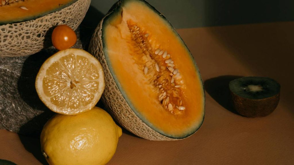 शुरुआती चरण में क्यारियों को खरपतवार फ्री रखें. उचित नियंत्रण उपायों के अभाव में, खरपतवार 30 फीसदी तक उपज का नुकसान पहुंचा सकते हैं. बुवाई के 15-20 दिन बाद अंतर-संस्कृति गतिविधि को पूरा करें. खरपतवारों की गंभीरता और तीव्रता के आधार पर, दो से तीन निराई की आवश्यकता होती है.  शुरुआती चरण में क्यारियों को खरपतवार फ्री रखें. उचित नियंत्रण उपायों के अभाव में, खरपतवार 30 फीसदी तक उपज का नुकसान पहुंचा सकते हैं. बुवाई के 15-20 दिन बाद अंतर-संस्कृति गतिविधि को पूरा करें. खरपतवारों की गंभीरता और तीव्रता के आधार पर, दो से तीन निराई की आवश्यकता होती है.