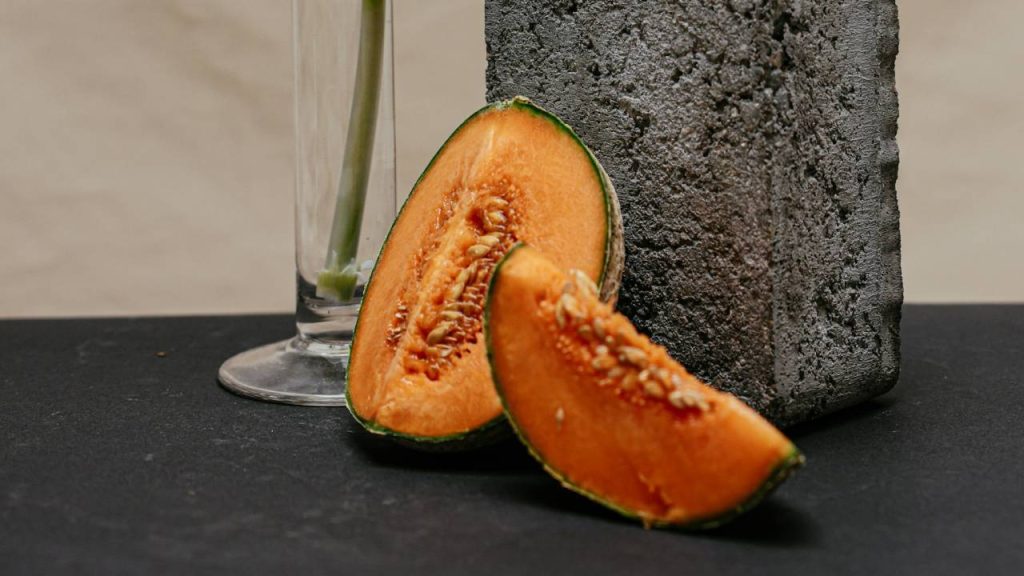 गर्मी के मौसम में हर हफ्ते सिंचाई करें. पकने के समय सिंचाई तभी करें जब हजरूरत हो. खरबूजे के खेत में ज्यादा पानी भरने से बचें. सिंचाई के दौरान, बेलों को गीला न करें, खासकर फूल आने और फल लगने के दौरान. भारी मिट्टी में बार-बार सिंचाई करने से बचें. बेहतर मिठास और स्वाद के लिए, कटाई से 3-6 दिन पहले सिंचाई बंद कर दें या पानी देना कम कर दें.   गर्मी के मौसम में हर हफ्ते सिंचाई करें. पकने के समय सिंचाई तभी करें जब हजरूरत हो. खरबूजे के खेत में ज्यादा पानी भरने से बचें. सिंचाई के दौरान, बेलों को गीला न करें, खासकर फूल आने और फल लगने के दौरान. भारी मिट्टी में बार-बार सिंचाई करने से बचें. बेहतर मिठास और स्वाद के लिए, कटाई से 3-6 दिन पहले सिंचाई बंद कर दें या पानी देना कम कर दें.