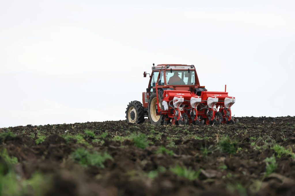 ईंधन की लागत खेती में बड़ा खर्चा होती है. ऐसे में, ट्रैक्टर खरीदते समय उसके माइलेज पर जरूर ध्यान दें. डीजल ट्रैक्टर अधिक किफायती और टिकाऊ होते हैं. ईंधन की लागत खेती में बड़ा खर्चा होती है. ऐसे में, ट्रैक्टर खरीदते समय उसके माइलेज पर जरूर ध्यान दें. डीजल ट्रैक्टर अधिक किफायती और टिकाऊ होते हैं.