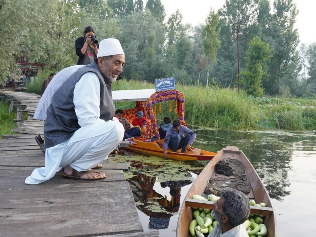 पिछले कुछ सालों में कश्मीर में हाइड्रोपोनिक खेती में तेजी से इजाफा हुआ है. इस तरह की खेती ज्यादातर श्रीनगर में की जाती है, जहां किसानों के पास फसल उगाने के लिए सीमित जमीन है. हाइड्रोपोनिक्स एक मिट्टी रहित खेती पद्धति है जिसमें फसल उगाने के लिए पोषक तत्वों से भरपूर पानी का उपयोग किया जाता है. पिछले कुछ सालों में कश्मीर में हाइड्रोपोनिक खेती में तेजी से इजाफा हुआ है. इस तरह की खेती ज्यादातर श्रीनगर में की जाती है, जहां किसानों के पास फसल उगाने के लिए सीमित जमीन है. हाइड्रोपोनिक्स एक मिट्टी रहित खेती पद्धति है जिसमें फसल उगाने के लिए पोषक तत्वों से भरपूर पानी का उपयोग किया जाता है.