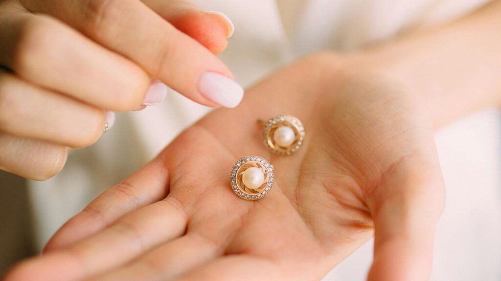 आगे चल कर यह न्यूक्लियस मोती का आकार लें लेते हैं. तो वहीं एक बेहतरीन मोती को तैयार होने में 1- 2  साल का समय लग सकता है. इसके बाद शेल को तोड़कर मोती निकाल लिया जाता है.  आगे चल कर यह न्यूक्लियस मोती का आकार लें लेते हैं. तो वहीं एक बेहतरीन मोती को तैयार होने में 1- 2  साल का समय लग सकता है. इसके बाद शेल को तोड़कर मोती निकाल लिया जाता है.