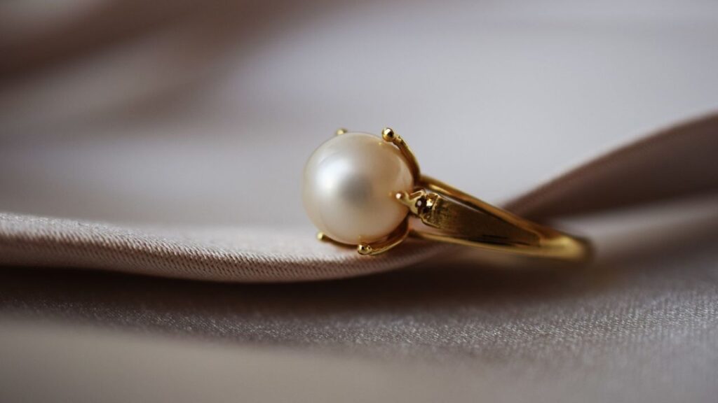 मोती की खेती से किसानों को काफी अच्छा मुनाफा हो सकता है. अन्य फसलों के मुकाबले मोती की खेती से किसानों को नियमित और स्थिर आय स्रोत मिलता है. यह बाजार में अच्छी कीमत पर बिकते हैं. मोती की खेती से किसानों को काफी अच्छा मुनाफा हो सकता है. अन्य फसलों के मुकाबले मोती की खेती से किसानों को नियमित और स्थिर आय स्रोत मिलता है. यह बाजार में अच्छी कीमत पर बिकते हैं.