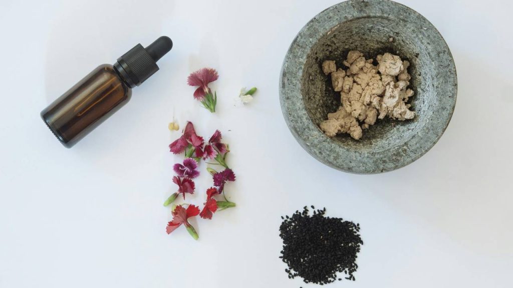 इसके लिए महुआ के पत्तों पर तिल का तेल लगाकर उसे गर्म कर लें. इन गर्म पत्तों को अपनी त्वचा के उस हिस्से पर लगाएं जहां आपको दाग-धब्बे, खुजली और दाने हो गए हैं. ये पत्ते एक्जिमा के प्रभावित क्षेत्र को सिकोड़ने में लाभ पहुंचाएंगे.   इसके लिए महुआ के पत्तों पर तिल का तेल लगाकर उसे गर्म कर लें. इन गर्म पत्तों को अपनी त्वचा के उस हिस्से पर लगाएं जहां आपको दाग-धब्बे, खुजली और दाने हो गए हैं. ये पत्ते एक्जिमा के प्रभावित क्षेत्र को सिकोड़ने में लाभ पहुंचाएंगे.