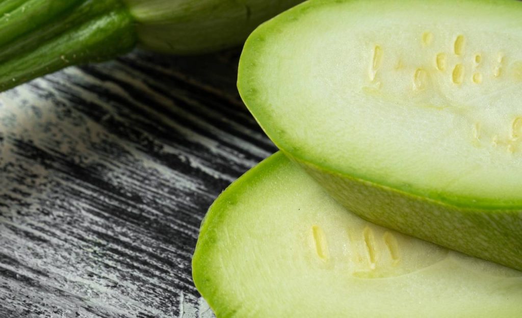 लौकी की किस्मों, खासतौर पर हाइब्रिड किस्मों में उच्च उपज की क्षमता होती है. इनमें से कुछ की उपज 75-80 टन प्रति हेक्टेयर तक होती है. लौकी के तेल का व्यवसाय अगर करना चाहते हैं तो ऐसी वैरायटी के लगाएं जिसमें बीज अधिक होते हैं. इससे बीज की मात्रा अधिक होने से इससे अधिक तेल निकलेगा.  लौकी की किस्मों, खासतौर पर हाइब्रिड किस्मों में उच्च उपज की क्षमता होती है. इनमें से कुछ की उपज 75-80 टन प्रति हेक्टेयर तक होती है. लौकी के तेल का व्यवसाय अगर करना चाहते हैं तो ऐसी वैरायटी के लगाएं जिसमें बीज अधिक होते हैं. इससे बीज की मात्रा अधिक होने से इससे अधिक तेल निकलेगा.