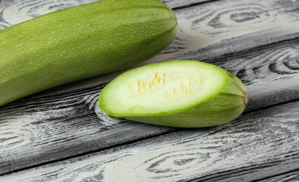 अगर लौकी बहुत ज्यादा पक गई है जिसकी सब्जी नहीं बन सकती है तो आप उसके बीज निकाल लें. इन बीजों को धोकर धूप में अच्छे से सुखा लें. आप चाहें तो इनका पाउडर बना लें या फिर ऐसे ही साबुत भी इस्तेमाल कर सकते हैं.  अगर लौकी बहुत ज्यादा पक गई है जिसकी सब्जी नहीं बन सकती है तो आप उसके बीज निकाल लें. इन बीजों को धोकर धूप में अच्छे से सुखा लें. आप चाहें तो इनका पाउडर बना लें या फिर ऐसे ही साबुत भी इस्तेमाल कर सकते हैं.