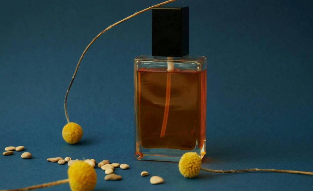 किसान लौकी के बीजों से तेल निकाल कर भी अच्छी कमाई कर सकते हैं. बाजार में लौकी के तेल की अच्छी कीमत मिलती है. लौकी का तेल बालों के लिए बहुत अच्छा माना जाता है. इससे बाल लंबे, घने और काले होते हैं. अगर आपके सिर में डैंड्रफ की समस्या है तो लौकी के बीज का तेल कारगर हो सकता है.  किसान लौकी के बीजों से तेल निकाल कर भी अच्छी कमाई कर सकते हैं. बाजार में लौकी के तेल की अच्छी कीमत मिलती है. लौकी का तेल बालों के लिए बहुत अच्छा माना जाता है. इससे बाल लंबे, घने और काले होते हैं. अगर आपके सिर में डैंड्रफ की समस्या है तो लौकी के बीज का तेल कारगर हो सकता है.