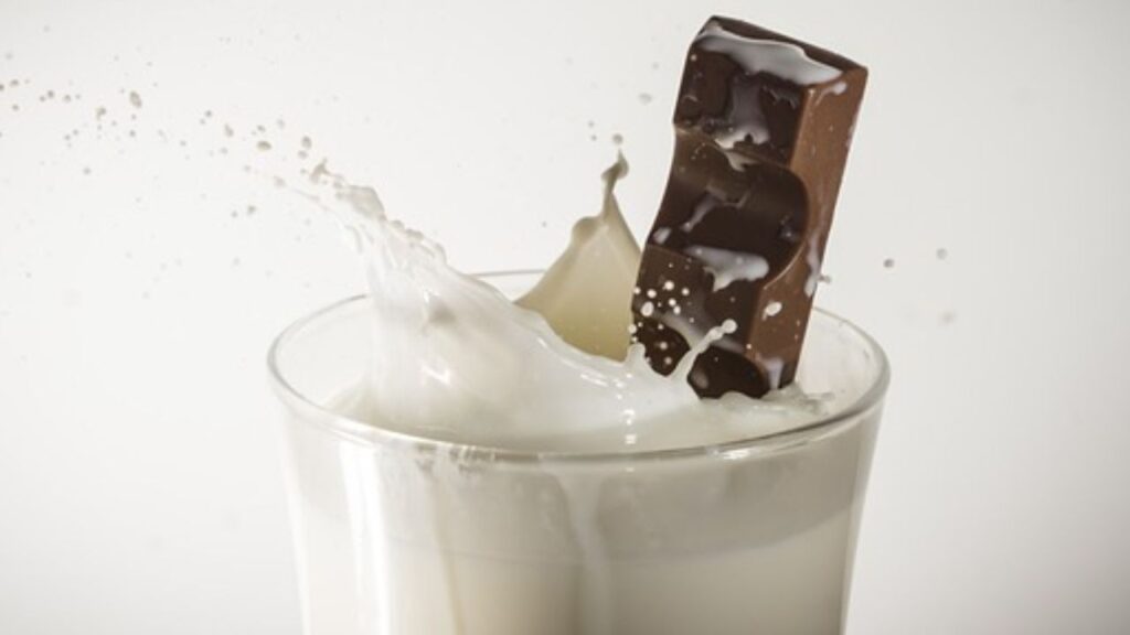 बकरी के दूध में ओमेगा-3 और ओमेगा-6 फैटी एसिड्स होते हैं, जो दिल के स्वास्थ्य के लिए लाभकारी होते हैं. यह ब्लड प्रेशर को कंट्रोल करता है और हृदय संबंधित बीमारियों का खतरा भी कम करता है. इसके साथ ही इनमें विटामिन C और एंटीऑक्सीडेंट्स होते हैं, जो शरीर को बीमारियों के लड़ने की क्षमता को बढ़ाते हैं.  बकरी के दूध में ओमेगा-3 और ओमेगा-6 फैटी एसिड्स होते हैं, जो दिल के स्वास्थ्य के लिए लाभकारी होते हैं. यह ब्लड प्रेशर को कंट्रोल करता है और हृदय संबंधित बीमारियों का खतरा भी कम करता है. इसके साथ ही इनमें विटामिन C और एंटीऑक्सीडेंट्स होते हैं, जो शरीर को बीमारियों के लड़ने की क्षमता को बढ़ाते हैं.