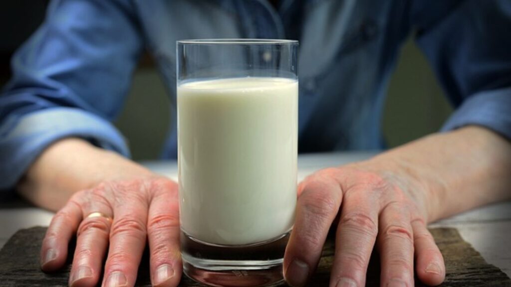 बकरी का दूध कैल्शियम, फास्फोरस और अन्य मिनरल्स से भरपूर होता है,  जो हड्डियों की सेहत के लिए बहुत जरूरी हैं. नियमित रूप से बकरी का दूध पीने से हड्डियों में मजबूती आती है और ऑस्टियोपोरोसिस जैसी समस्याओं से बचाव होता है. यह बुजुर्गों के लिए खासतौर पर फायदेमंद है.  बकरी का दूध कैल्शियम, फास्फोरस और अन्य मिनरल्स से भरपूर होता है,  जो हड्डियों की सेहत के लिए बहुत जरूरी हैं. नियमित रूप से बकरी का दूध पीने से हड्डियों में मजबूती आती है और ऑस्टियोपोरोसिस जैसी समस्याओं से बचाव होता है. यह बुजुर्गों के लिए खासतौर पर फायदेमंद है.