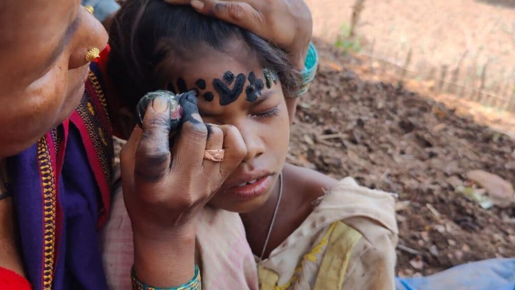 बैगा समाज में गोदना की परंपरा छह वर्ष की उम्र में लड़कियों के माथे पर ‘वी’ आकार का चिन्ह बनाकर शुरू कर दी जाती है. तो वहीं शादी के बाद महिलाएं इसे अपने शरीर पर माता-पिता की निशानी के तौर पर बनवाती हैं.