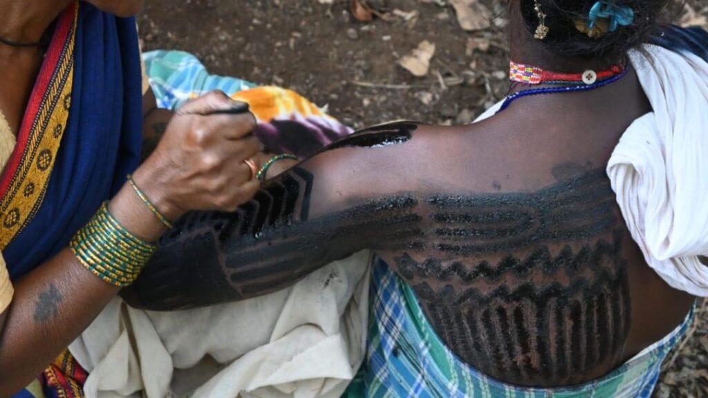 बैगा समाज के अनुसार यह गोदना इस समाज की पहचान मानी जाती है. इसे बनाने का तरीका काफी मुश्किल होता है तो वहीं इसकी सांस्कृतिक और आध्यात्मिक महत्व भी होता है.  