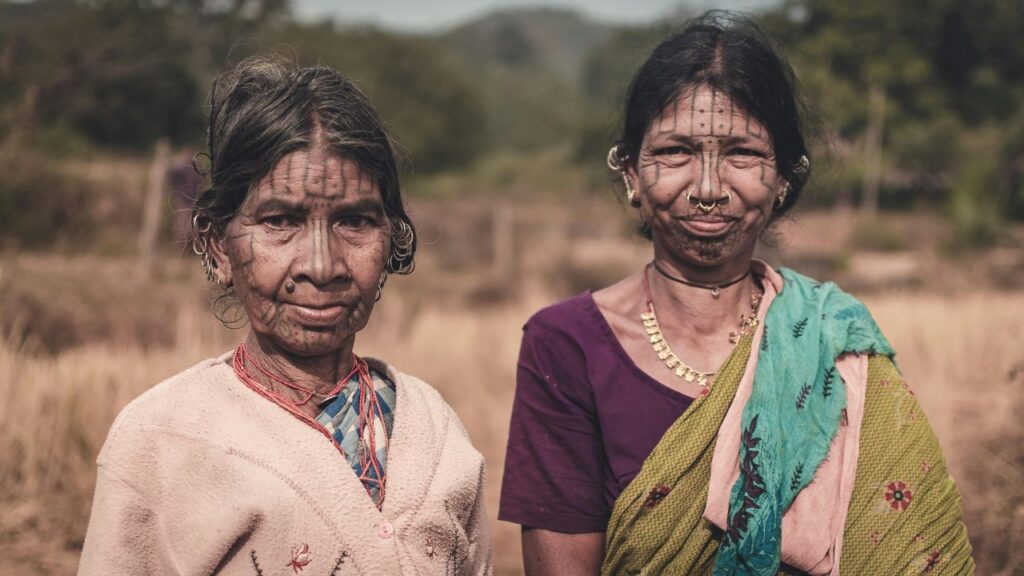 इसके स्याही को प्राकृतिक रूप से तैयार किया जाता है. इसके लिए काले तिलों को पहले भूनकर गूंथा जाता है, फिर जलाकर उनकी राख को इकट्ठा किया जाता है. फिर इसे शरीर पर गुदने के लिए इस्तेमाल किया जाता है. 