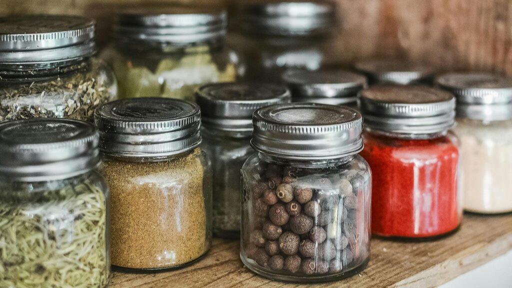 इस बात को सुनिश्चित करें कि कंटेनर में किसी तरह की नमी न रह जाए.  अगर फिर भी अनाजों में कीड़े लग जाएं तो इन आसान और असरदार घरेलू उपायों से आप निजात पा सकते है.  इस बात को सुनिश्चित करें कि कंटेनर में किसी तरह की नमी न रह जाए.  अगर फिर भी अनाजों में कीड़े लग जाएं तो इन आसान और असरदार घरेलू उपायों से आप निजात पा सकते है.