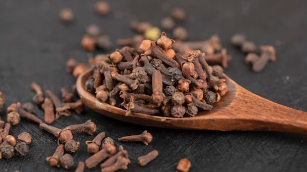 आप चाहे तो लौंग की कुछ कलियों को भी अनाज के साथ रख सकते हैं. अपनी  तेज खुशबू के कारण यह कीड़ो को दूर और अनाज की ताजगी बनाए रखने में मदद करती हैं.  आप चाहे तो लौंग की कुछ कलियों को भी अनाज के साथ रख सकते हैं. अपनी  तेज खुशबू के कारण यह कीड़ो को दूर और अनाज की ताजगी बनाए रखने में मदद करती हैं.