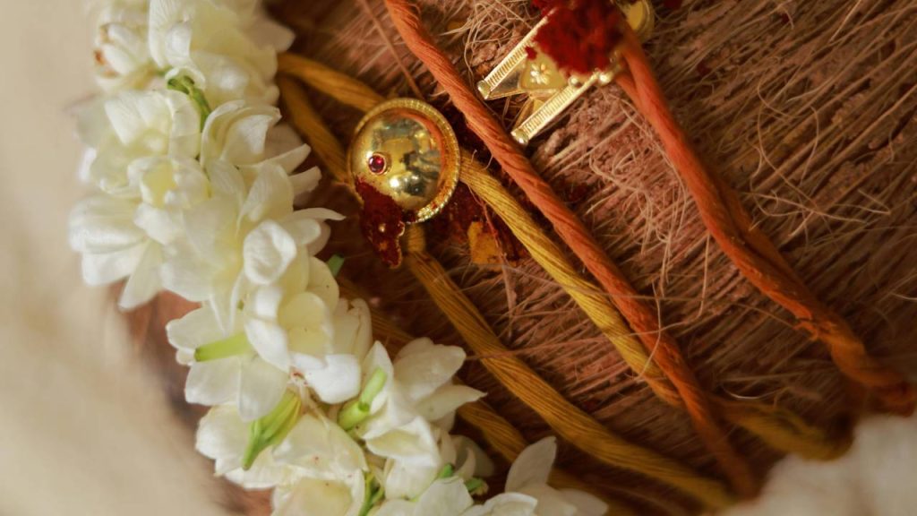 चमेली के फूलों का प्रयोग कई तरह की फूल मालाओं, जिसे दक्षिण भारत में वेणी कहा जाता है, को बनाने में प्रयोग किया जाता है. इसके अलावा इनका उपयोग माला, सजावट जैसे कामों में भी किया जाता है.   चमेली के फूलों का प्रयोग कई तरह की फूल मालाओं, जिसे दक्षिण भारत में वेणी कहा जाता है, को बनाने में प्रयोग किया जाता है. इसके अलावा इनका उपयोग माला, सजावट जैसे कामों में भी किया जाता है.