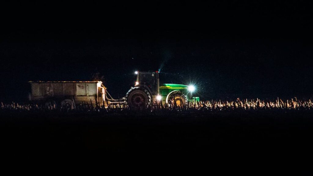 ट्रैक्टर के साथ-साथ इसके साथ जुड़े कटाई यंत्रों की भी सही देखभाल करनी चाहिए. साथ ही इनकी ऑयलिंग, ग्रीसिंग और जाल लगाकर इन्हें तैयार करके रखना चाहिए. ट्रैक्टर से लगातार काम करने पर यह गर्म होना शुरू हो जाता है. जरूरत से ज्यादा ट्रैक्टर का गर्म होना नुकसान की वजह बन सकता है. इसके कारण ट्रैक्टर काम के समय बीच में बंद भी हो सकता है. ऐसे में ट्रैक्टर को ओवरहीट होने से बचाना चाहिए.  ट्रैक्टर के साथ-साथ इसके साथ जुड़े कटाई यंत्रों की भी सही देखभाल करनी चाहिए. साथ ही इनकी ऑयलिंग, ग्रीसिंग और जाल लगाकर इन्हें तैयार करके रखना चाहिए. ट्रैक्टर से लगातार काम करने पर यह गर्म होना शुरू हो जाता है. जरूरत से ज्यादा ट्रैक्टर का गर्म होना नुकसान की वजह बन सकता है. इसके कारण ट्रैक्टर काम के समय बीच में बंद भी हो सकता है. ऐसे में ट्रैक्टर को ओवरहीट होने से बचाना चाहिए.