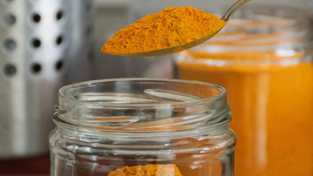 हल्दी की सुदर्शन किस्म के कंद आकार में छोटे होते हैं और सुंदर दिखाई देते हैं. इस किस्म को तैयार होने में 190 दिन का समय लगता है और इस किस्म से प्रति एकड़ 110 से लेकर 115 क्विंटल तक पैदावार प्राप्त की जा सकती है.  हल्दी की सुदर्शन किस्म के कंद आकार में छोटे होते हैं और सुंदर दिखाई देते हैं. इस किस्म को तैयार होने में 190 दिन का समय लगता है और इस किस्म से प्रति एकड़ 110 से लेकर 115 क्विंटल तक पैदावार प्राप्त की जा सकती है.