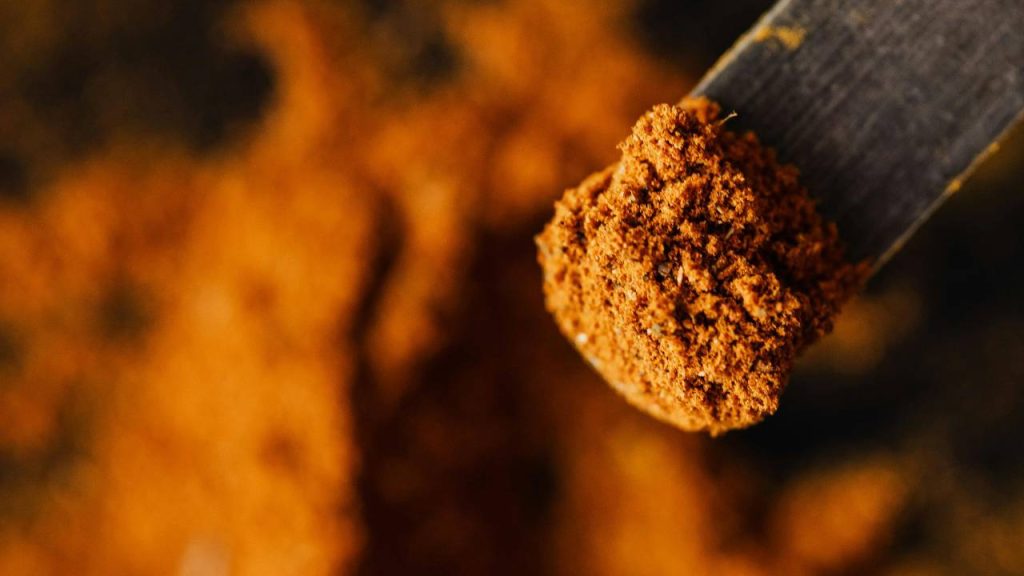 हल्दी की सुंगधम किस्म के कंद आकार में लंबे और हल्के लाल और पीले रंग के होते हैं. यह किस्म 210 दिन में पककर तैयार हो जाती है. अगर पैदावार की बात की जाए तो इस किस्म से किसान प्रति एकड़ 80 से लेकर 90 क्विंटल तक पैदावार प्राप्त कर सकते हैं.  हल्दी की सुंगधम किस्म के कंद आकार में लंबे और हल्के लाल और पीले रंग के होते हैं. यह किस्म 210 दिन में पककर तैयार हो जाती है. अगर पैदावार की बात की जाए तो इस किस्म से किसान प्रति एकड़ 80 से लेकर 90 क्विंटल तक पैदावार प्राप्त कर सकते हैं.