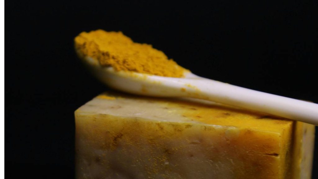 विशेषज्ञ अक्सर किसानों को उनकी आय बढ़ाने के लिए नकदी फसलों की खेती की ओर ध्यान देना चाहिए. नकदी फसलें यानी ऐसी फसलें जिनकी बाजार में बहुत ज्यादा मांग रहती है. इससे किसानों को अच्छी कीमतें भी मिलती हैं. हल्दी को इसी तरह की एक नकदी फसल माना जाता है. हल्दी को हिंदू धर्म बहुत पवित्र माना गया है और हर मांगलिक कार्य में इसका प्रयोग होता है.  इसकी 5 ऐसी किस्में जिनकी खेती किसानों को मालामाल कर सकती है.   विशेषज्ञ अक्सर किसानों को उनकी आय बढ़ाने के लिए नकदी फसलों की खेती की ओर ध्यान देना चाहिए. नकदी फसलें यानी ऐसी फसलें जिनकी बाजार में बहुत ज्यादा मांग रहती है. इससे किसानों को अच्छी कीमतें भी मिलती हैं. हल्दी को इसी तरह की एक नकदी फसल माना जाता है. हल्दी को हिंदू धर्म बहुत पवित्र माना गया है और हर मांगलिक कार्य में इसका प्रयोग होता है.  इसकी 5 ऐसी किस्में जिनकी खेती किसानों को मालामाल कर सकती है.