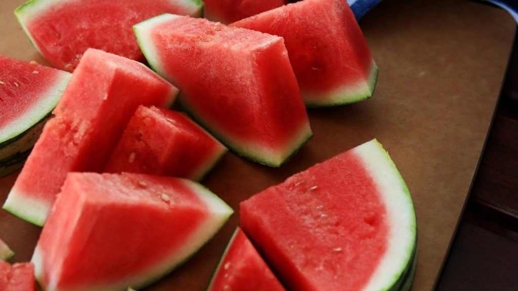 इस खास तरबूज की खेती किसानों के लिए काफी फायदेमंद हो सकती है. कई किसान अच्छी इनकम के बारे में बातें भी कर रहे हैं. इसकी हाइब्रिड किस्मों और सिल्वर मल्चिंग जैसी तकनीकों के साथ किसान प्रति एकड़ 80,000-90,000 रुपये तक का फायदा उठा सकते हैं.   इस खास तरबूज की खेती किसानों के लिए काफी फायदेमंद हो सकती है. कई किसान अच्छी इनकम के बारे में बातें भी कर रहे हैं. इसकी हाइब्रिड किस्मों और सिल्वर मल्चिंग जैसी तकनीकों के साथ किसान प्रति एकड़ 80,000-90,000 रुपये तक का फायदा उठा सकते हैं.