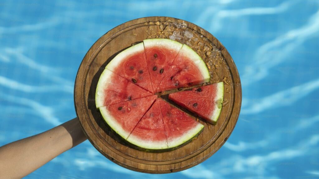 गर्मियों का राजा कहे जाने वाला तरबूज 90 फीसदी पानी से भरपूर होता है. यह शरीर में पानी की कमी पूरी कर शरीर को ठंडक देता है. इसमें विटामिन A, C और एंटीऑक्सिडेंट्स पाए जाते हैं, जो त्वचा को हेल्दी रखते हैं और शरीर को डिटॉक्स करते हैं.  गर्मियों का राजा कहे जाने वाला तरबूज 90 फीसदी पानी से भरपूर होता है. यह शरीर में पानी की कमी पूरी कर शरीर को ठंडक देता है. इसमें विटामिन A, C और एंटीऑक्सिडेंट्स पाए जाते हैं, जो त्वचा को हेल्दी रखते हैं और शरीर को डिटॉक्स करते हैं.